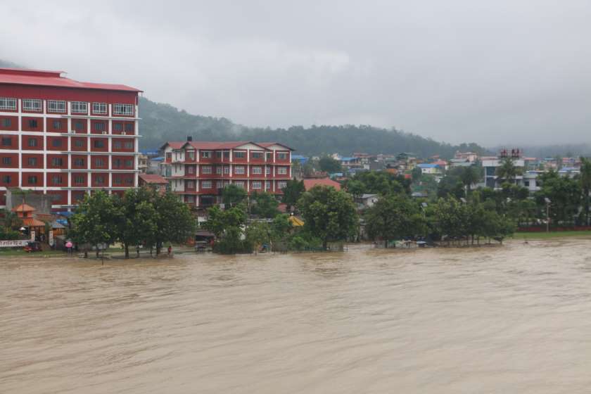 देवघाटधाममा खतराको बिन्दु काट्यो नारायणी नदीले, नारायणी पुलमा चेतावनीको तहमाथि पानी