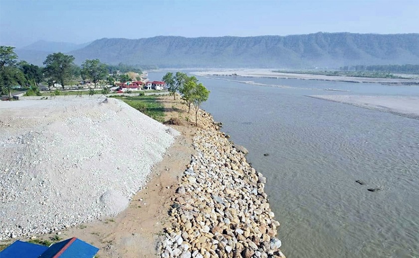 नारायणी नदी किनारका अवैध संरचना हटाउँदै भरतपुर महानगर