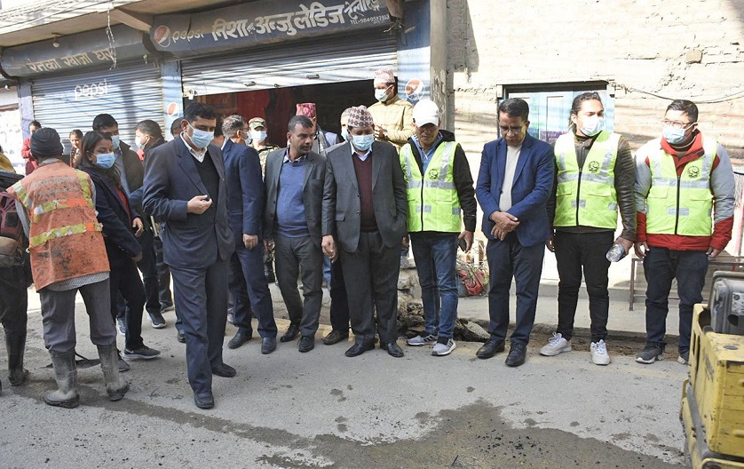 सीतापाइलामा सडकको खाल्डो पुरेको निरीक्षणमा उपप्रधानमन्त्री श्रेष्ठ