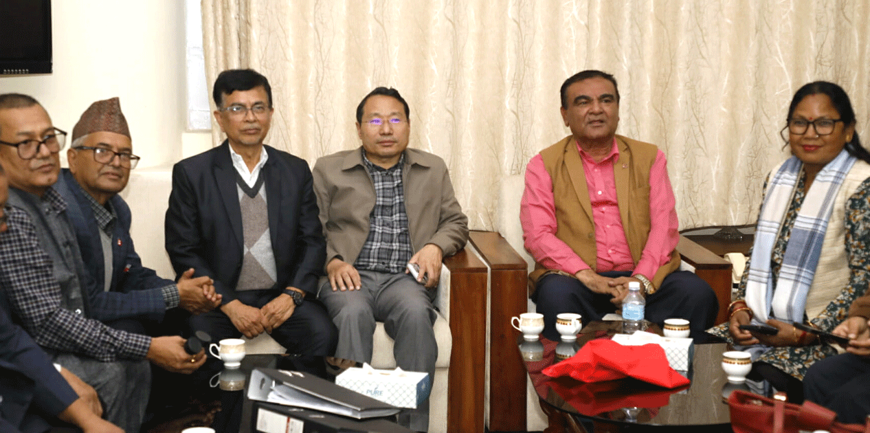 थप कागजात लिएर नेपाली कम्युनिस्ट पार्टीका नेताहरू पुगे निर्वाचन आयोग