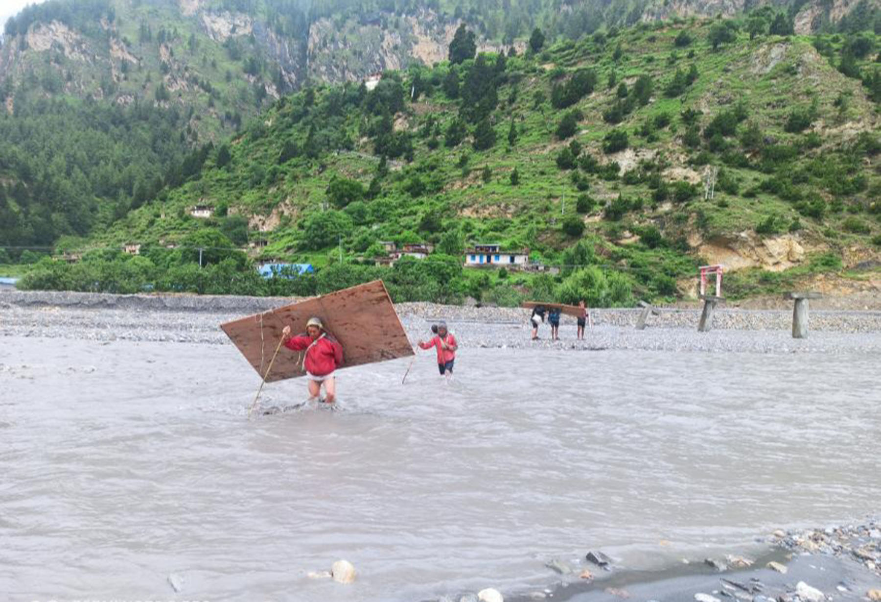 निर्माण साम्रगी बोकेर नदी तर्दै