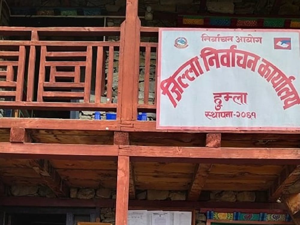 निर्वाचनमा खटिएका कर्मचारीको टोली मतदान केन्द्रतर्फ