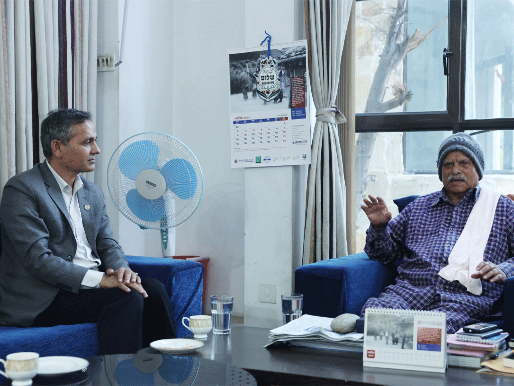 पूर्वराष्ट्रपति डा यादवसँग गृहमन्त्री अर्यालको भेट