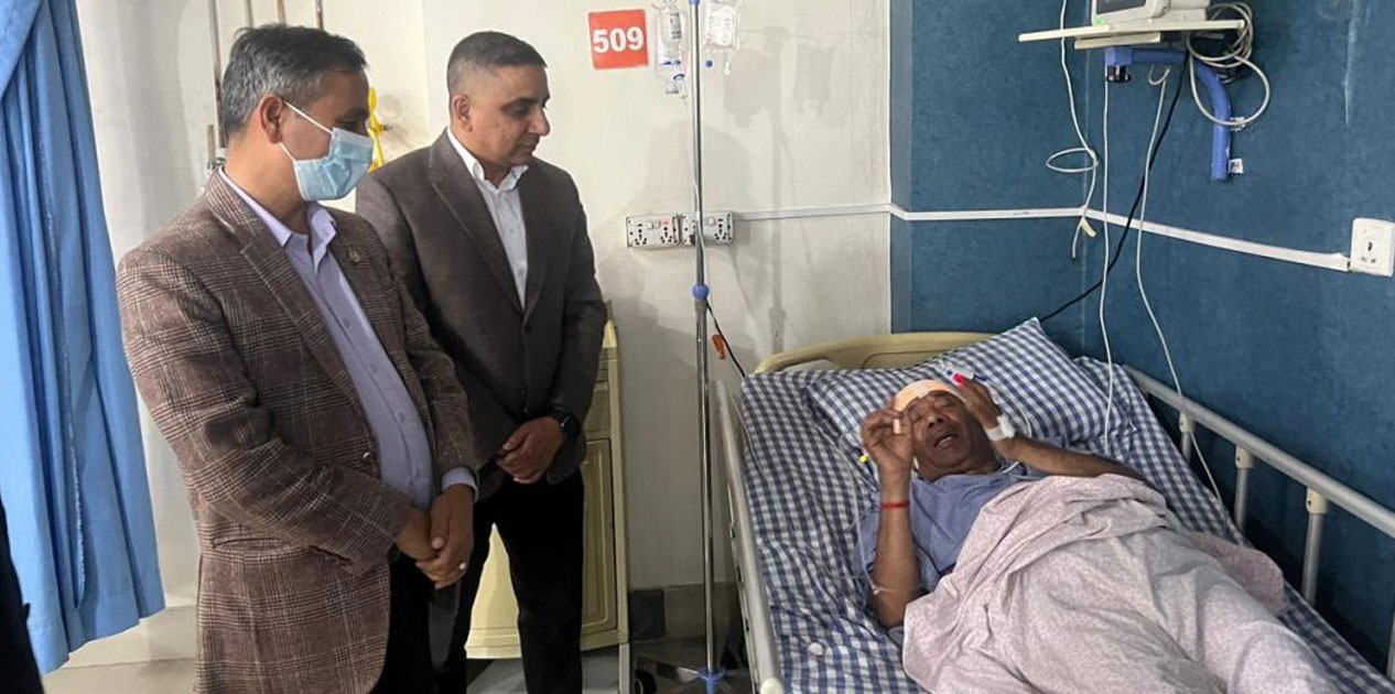 धादिङ बस दुर्घटनाका घाइते भेट्न अस्पताल पुगे गृहमन्त्री अर्याल