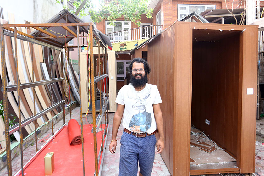 कोरोनाविरुद्ध लड्न ‘डिसइन्फेक्सन बुथ’ बनाउँदै मारवाडी युवक
