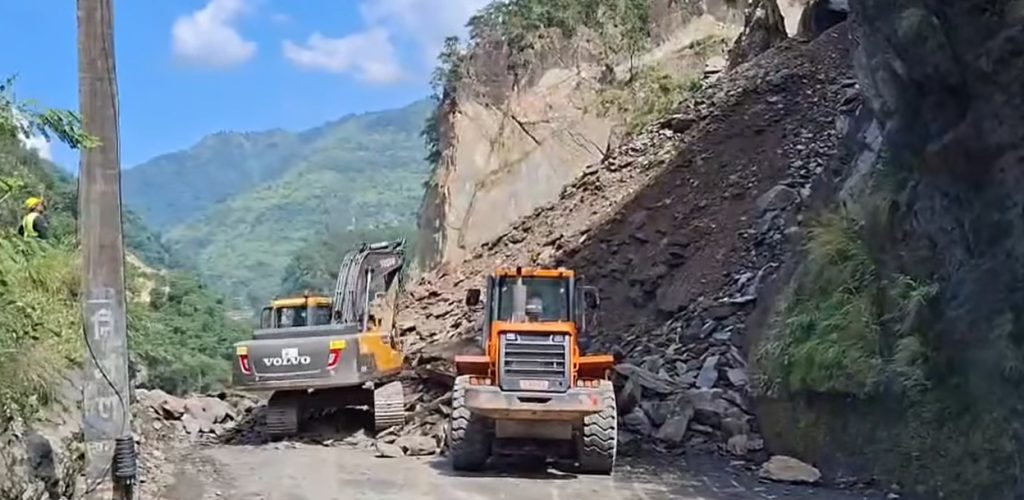 तुइन खोलामा खसेको पहिरो पन्छाउन सुरु