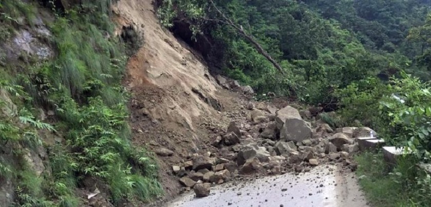 पहिरोले पृथ्वीराजमार्ग अवरूद्ध