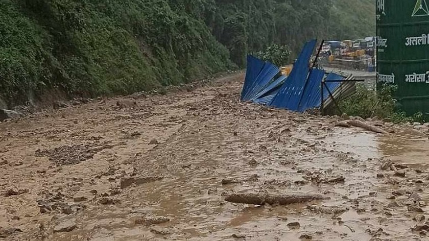 त्रिभुवन राजपथ अझै अवरुद्ध