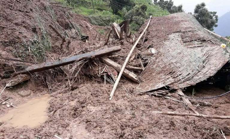 धनकुटाको महालक्ष्मीमा पहिरोले घर भत्किँदा दुईजना घाइते