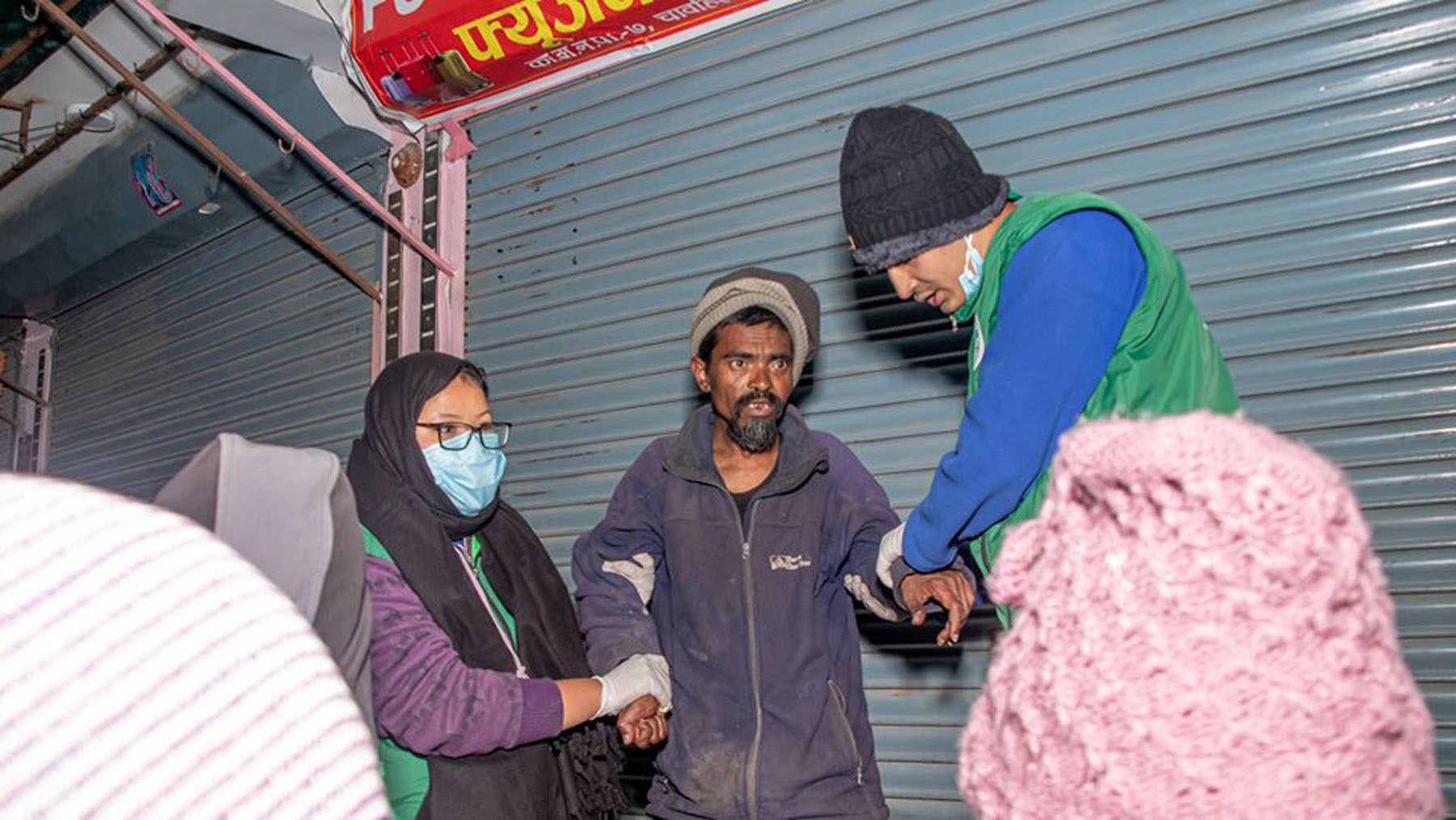 सडकमा सुत्यो भन्दैमा हेप्नी...