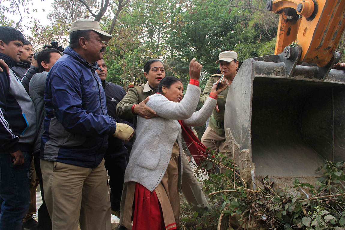मापदण्ड मिचेर बनाएको जनप्रतिनिधिको घर डोजर प्रयोग गरी भत्काएपछि...
