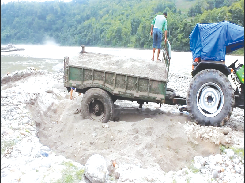 अवैध रुपमा बालुवा चोरी निकासी गर्ने १० वटा ट्याक्टरसहित चालक नियन्त्रणमा