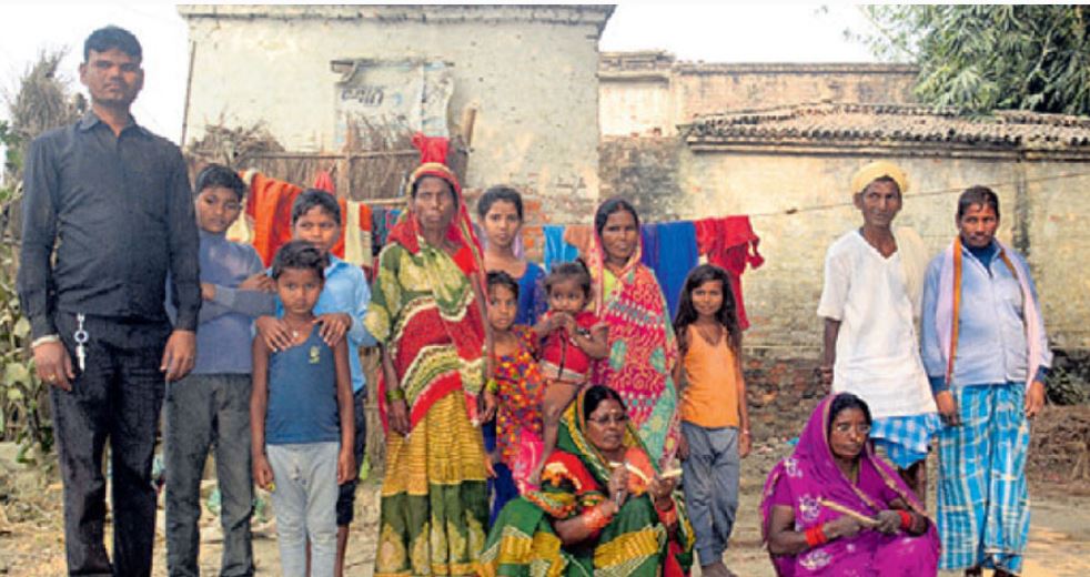 जहाँ अशुद्ध हुने भन्दै डोमहरुलाई स्टिल र सिसाका गिलासमा खान नै दिँदैनन् !