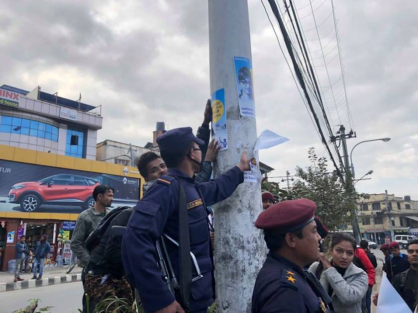 प्रहरीले च्यातेर फ्याँके निर्मलाका लागि न्यायको माग राख्दै टासिँएको पोस्टर