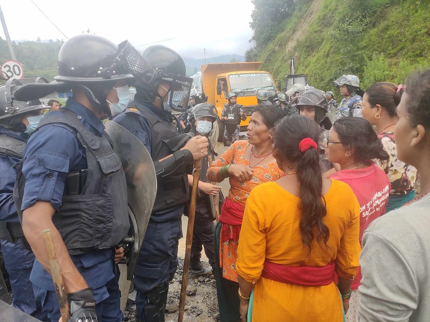काठमाडौंको फोहोर विसर्जनको सकस : बञ्चरेडाँडा क्षेत्रमा प्रहरी र स्थानीयबीच तनावको स्थिति