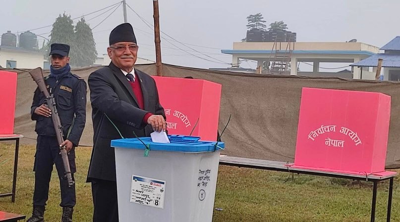 प्रचण्डले चितवनबाट गरे मतदान, प्रतिक्रिया दिदैं भने  'गठबन्धन कुनै पनि हालतमा टुट्दैन्'