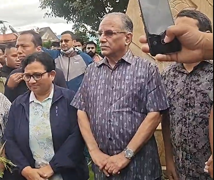 क्षतिग्रस्त पार्टी कार्यालय हेर्न पेरिसडाँडा पुगे प्रचण्ड