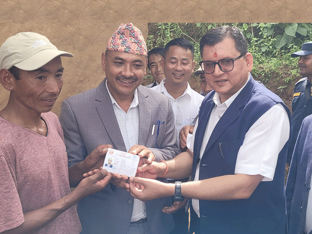 प्रकाश तामाङले घरमै पाए नागरिकता