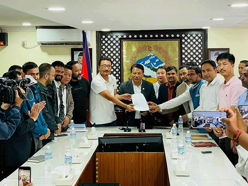 कार्यवाहक प्रधानमन्त्री सिंहलाई संयुक्त विद्यार्थी संगठनले बुझाए ज्ञापन पत्र