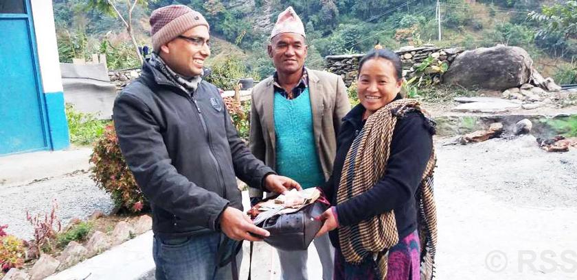 इमान्दारिताको नमूना कार्य : नगदसहित भेट्टाएको झोला फिर्ता  !