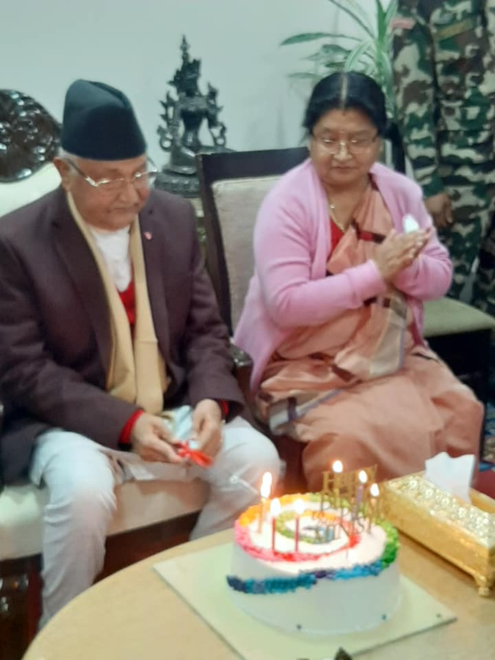 केपी ओलीको राजसी रुप, ६ हजारलाई भोज खुवाए