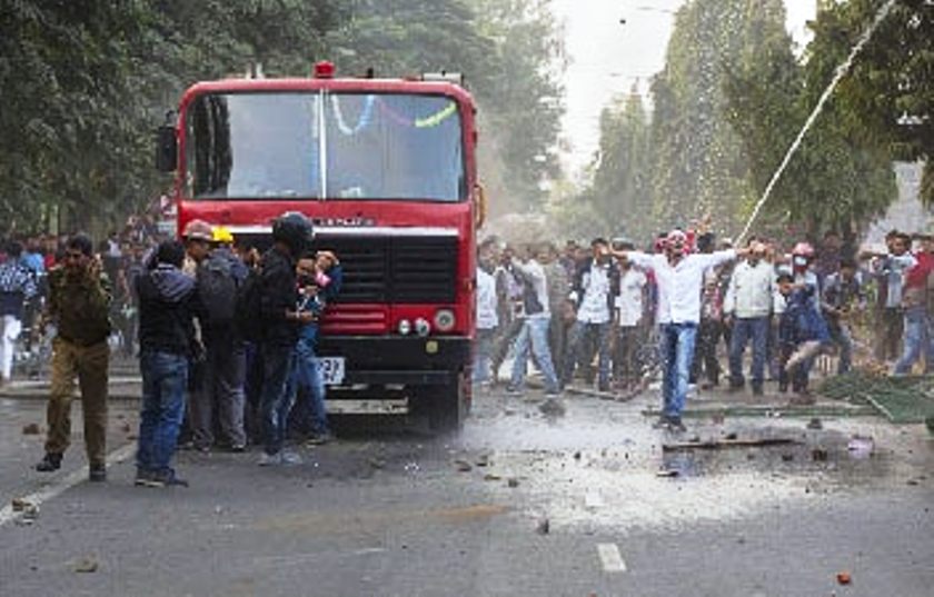 भारतको असममा नागरिकता विधेयकको विरोधमा हिंसात्मक प्रदर्शन