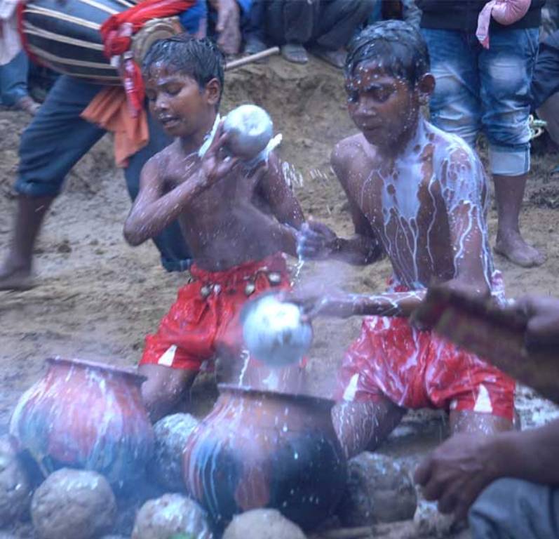 तातो दूधले नुहाउदैं भुइँया पुजा