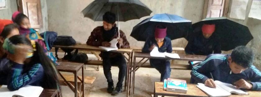 कक्षाकोठा भित्रै छाता ओढेर पढन बाध्य विद्यार्थी