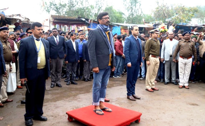 मुख्यमन्त्रीले ‘गार्ड अफ अनर’ चप्पल लगाएर लिएपछि...