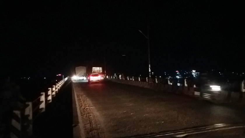 नारायणी पुल सडकको बत्ति बिग्रिएको ६ महिना बित्यो, रात्रिकालीन पैदलयात्रु जोखिममा हिड्न बाध्य