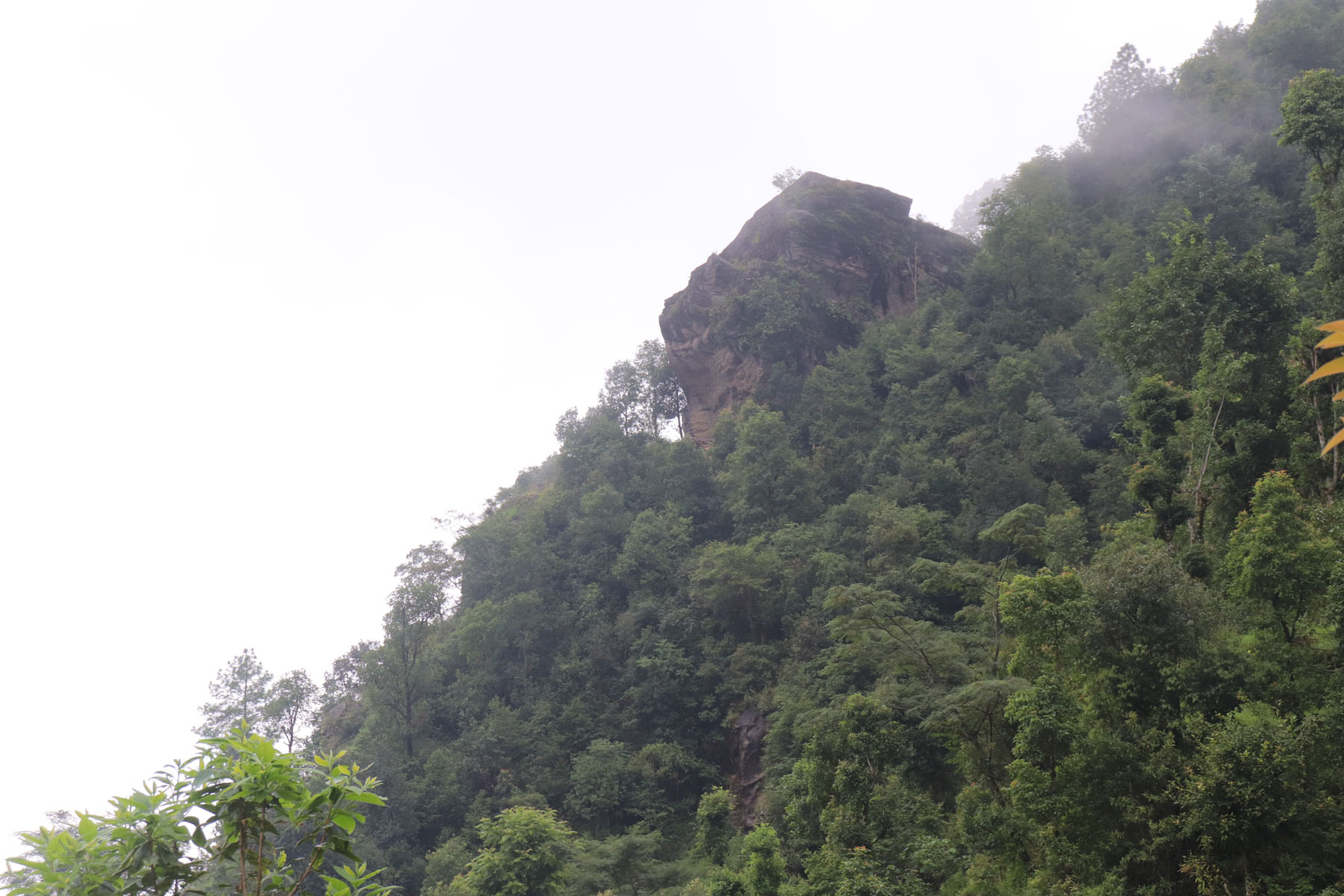 ढुङ्गा बग्न थालेसँगै २८ परिवार विस्थापित