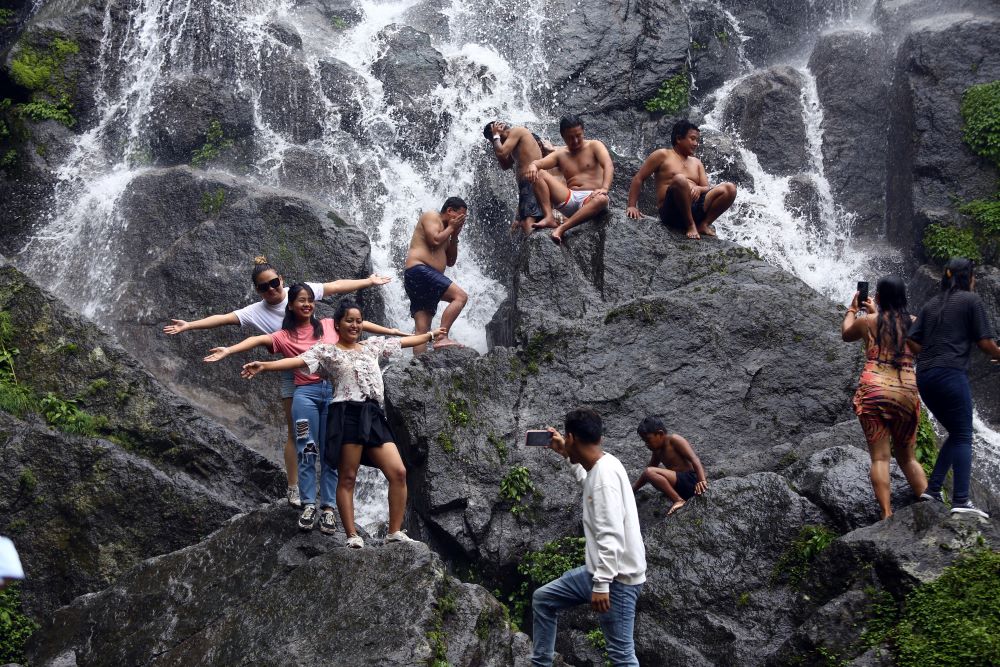 तिनधारा झरनामा रमाउँदै युवा