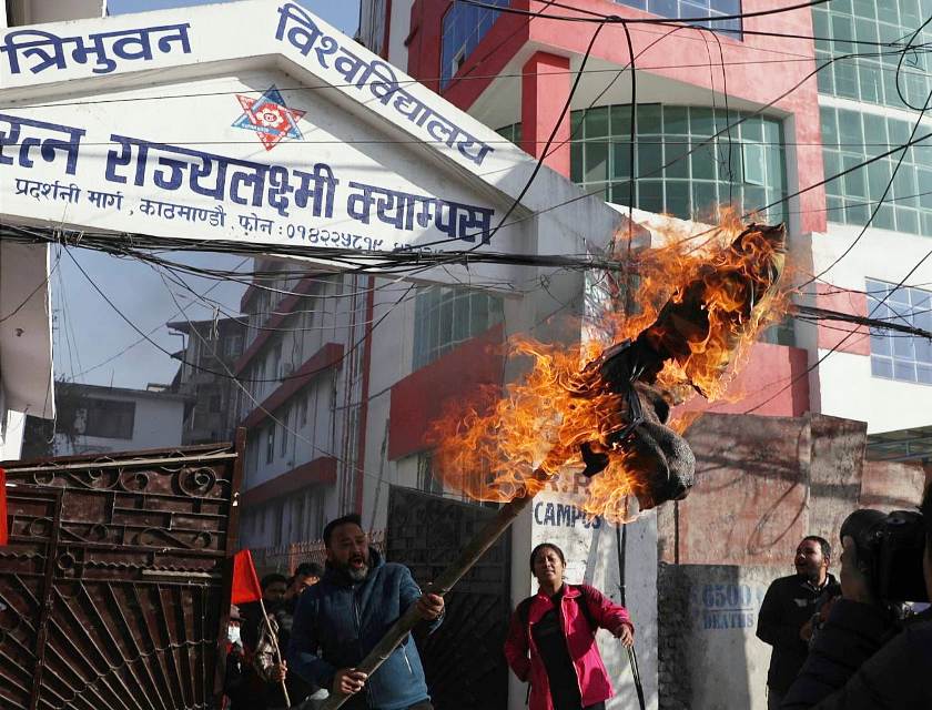 अनेरास्ववियुद्वारा शिक्षामन्त्रीको पुत्ला दहन