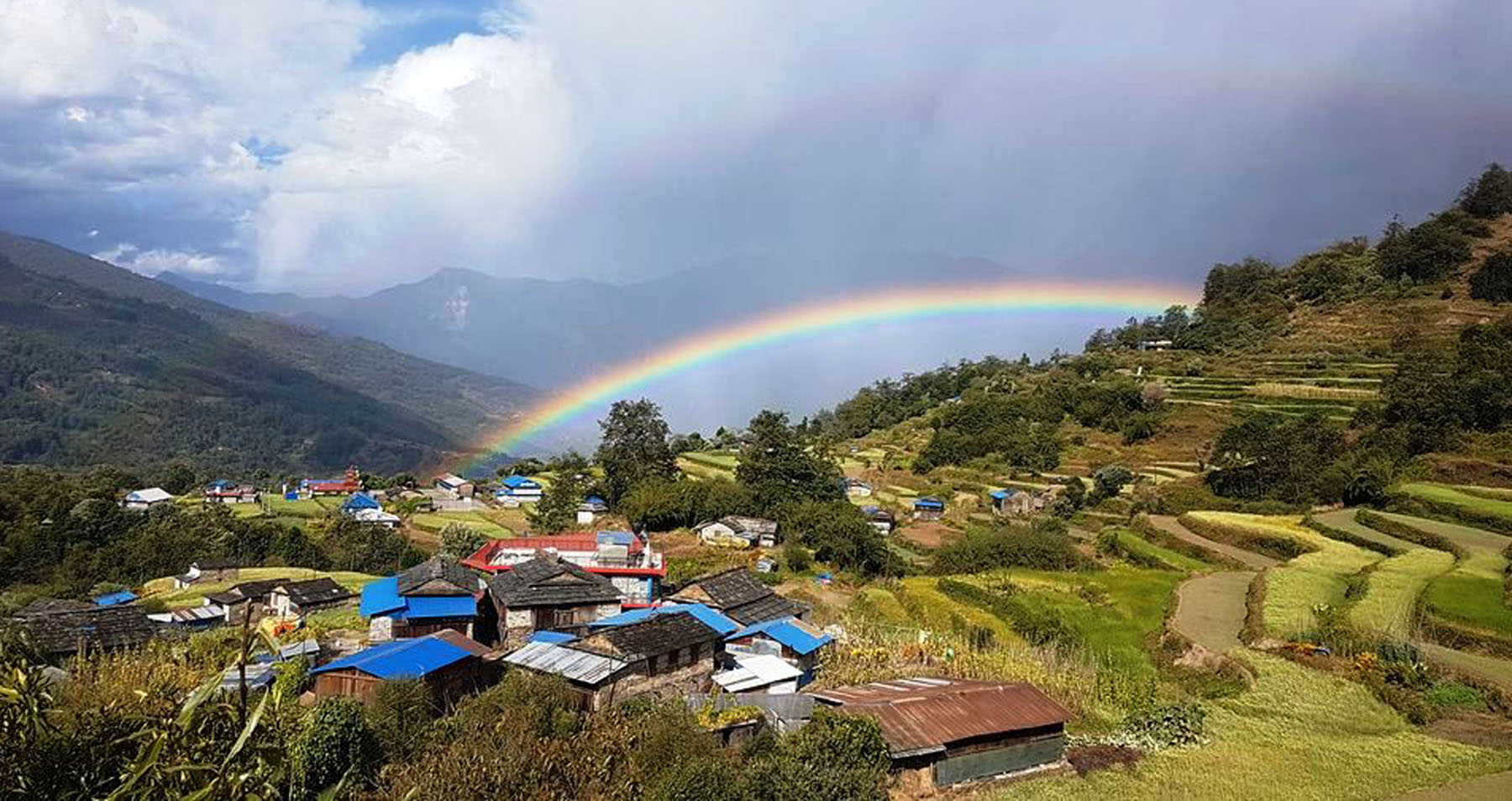 बिहान देखिएको इन्द्रेणीको दृश्य