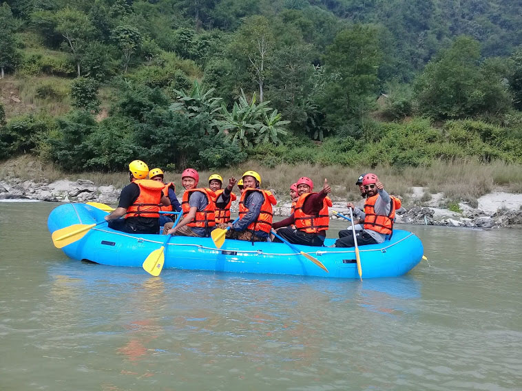 त्रिशूलीमा छालसँगको भलाकुसारी