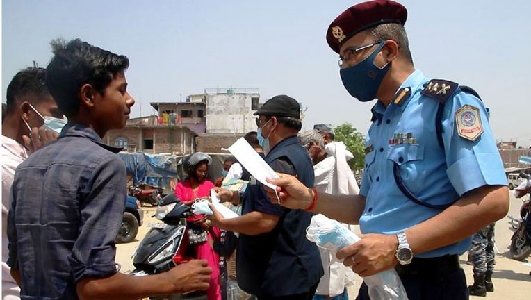 नेपाल प्रहरीद्वारा २४ घण्टामा ११ हजार माक्स वितरण