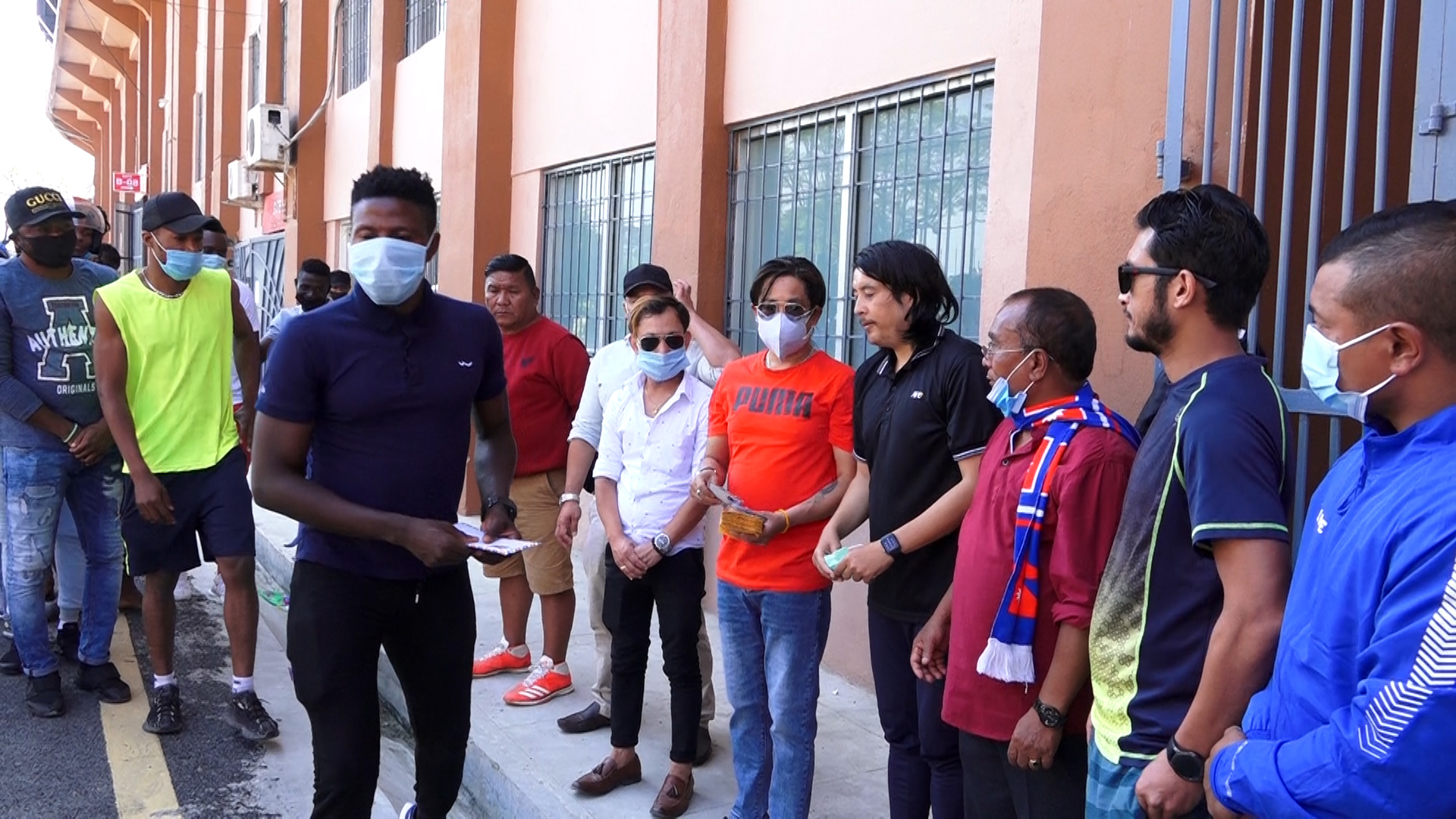 फुटबल खेल्न नेपाल आएका विदेशी खेलाडीलाई सहयोग