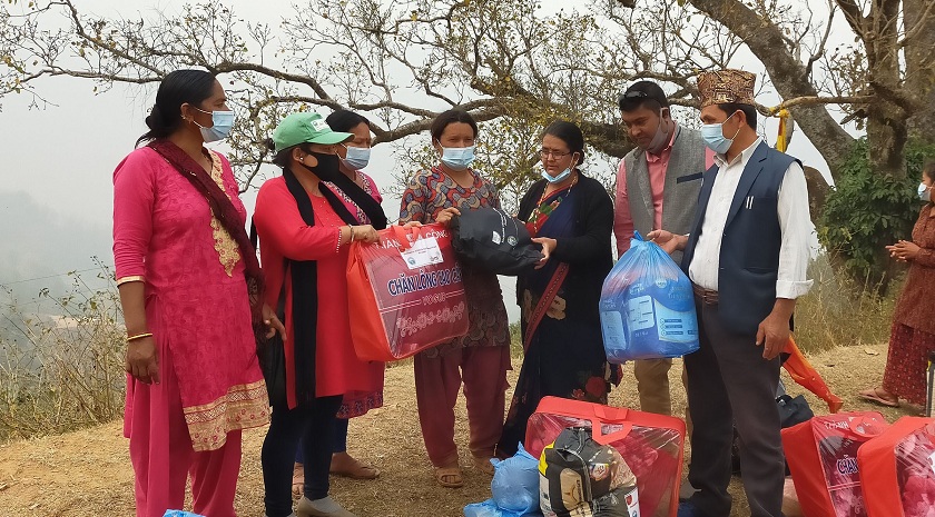 एकल महिला र सुत्केरीलाई राहत वितरण