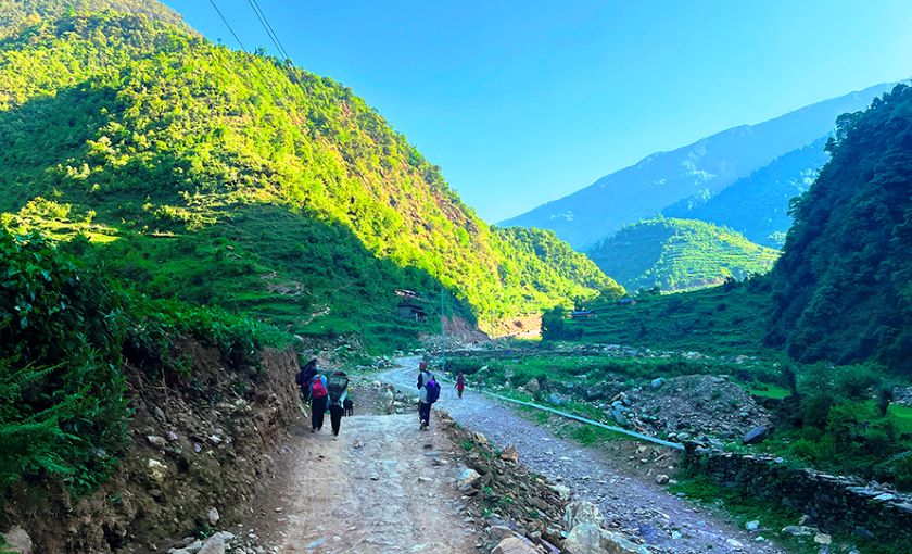 मनोरम ढोरपाटन पुग्ने सडकको बिजोग, अलपत्र पर्न सक्छन् पर्यटक