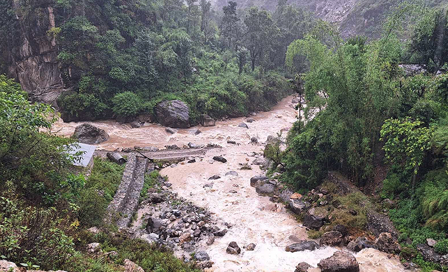 अब असोजसम्म गुड्दैनन् बागलुङका ग्रामीण सडकमा गाडी