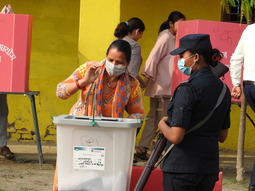 महिला कर्मचारीलाई मतदान केन्द्रको जिम्मा