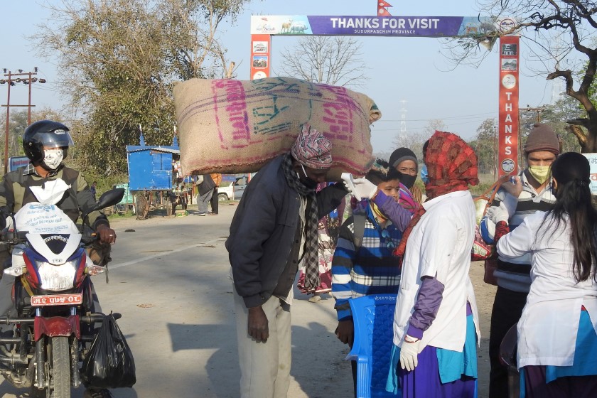 कोरोनाको सन्त्रासले घर फर्कंदै नेपाली