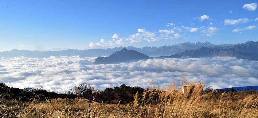 पाथीभराबाट देखिएको हिमश्रृङ्खलासहित रमणीय दृश्य