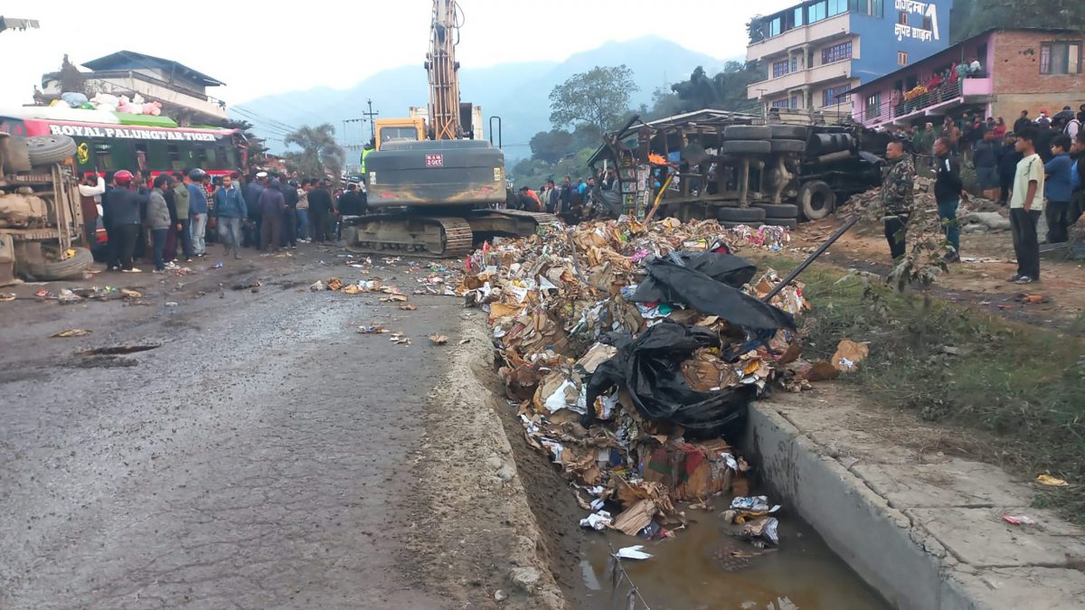 धादिङको धुनिबेसीमा एकै ठाउँमा सात सवारी दुर्घटना