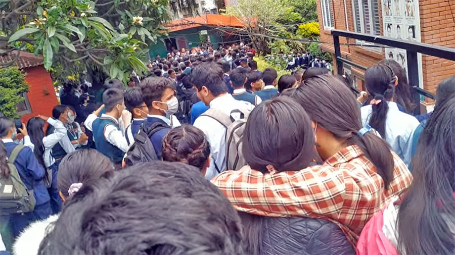 शिक्षकले दुर्व्यवहार  गरेको भन्दै विद्यार्थी आन्दोलित