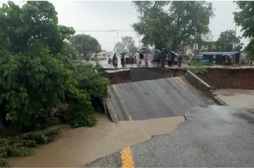 सडक भासिँदा मेची राजमार्ग अवरुद्ध, सवारी सञ्चालनमा रोक
