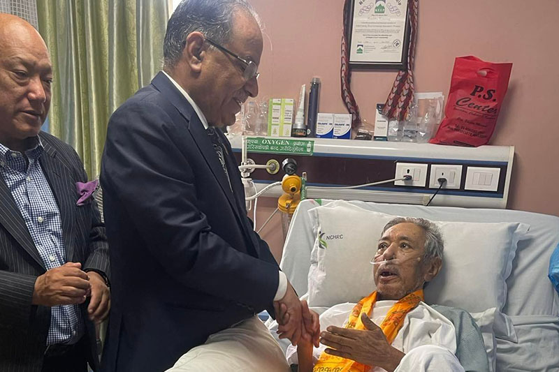 क्यान्सरपीडित शम्भु तामाङलाई भेट्न पुगे प्रचण्ड