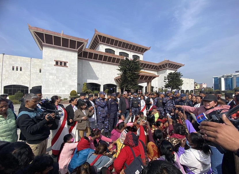 लघुवित्तका ऋणीहरु संसद भवनमै प्रवेश