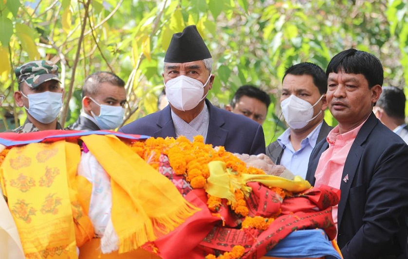 सत्यमोहनको पार्थिव शरीरमा प्रधानमन्त्रीले ओढाए राष्ट्रिय झण्डा