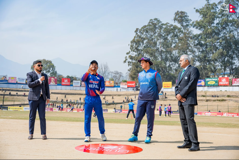 नामिबियाविरुद्ध टस हारेको नेपालले फिल्डिङ गर्दै